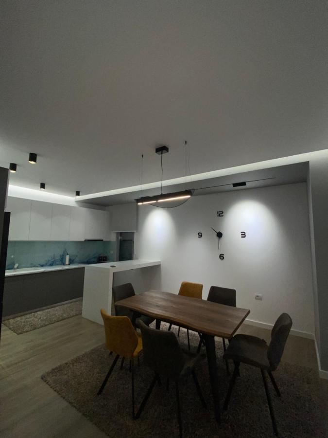 Riar Apartaments Корча Екстериор снимка