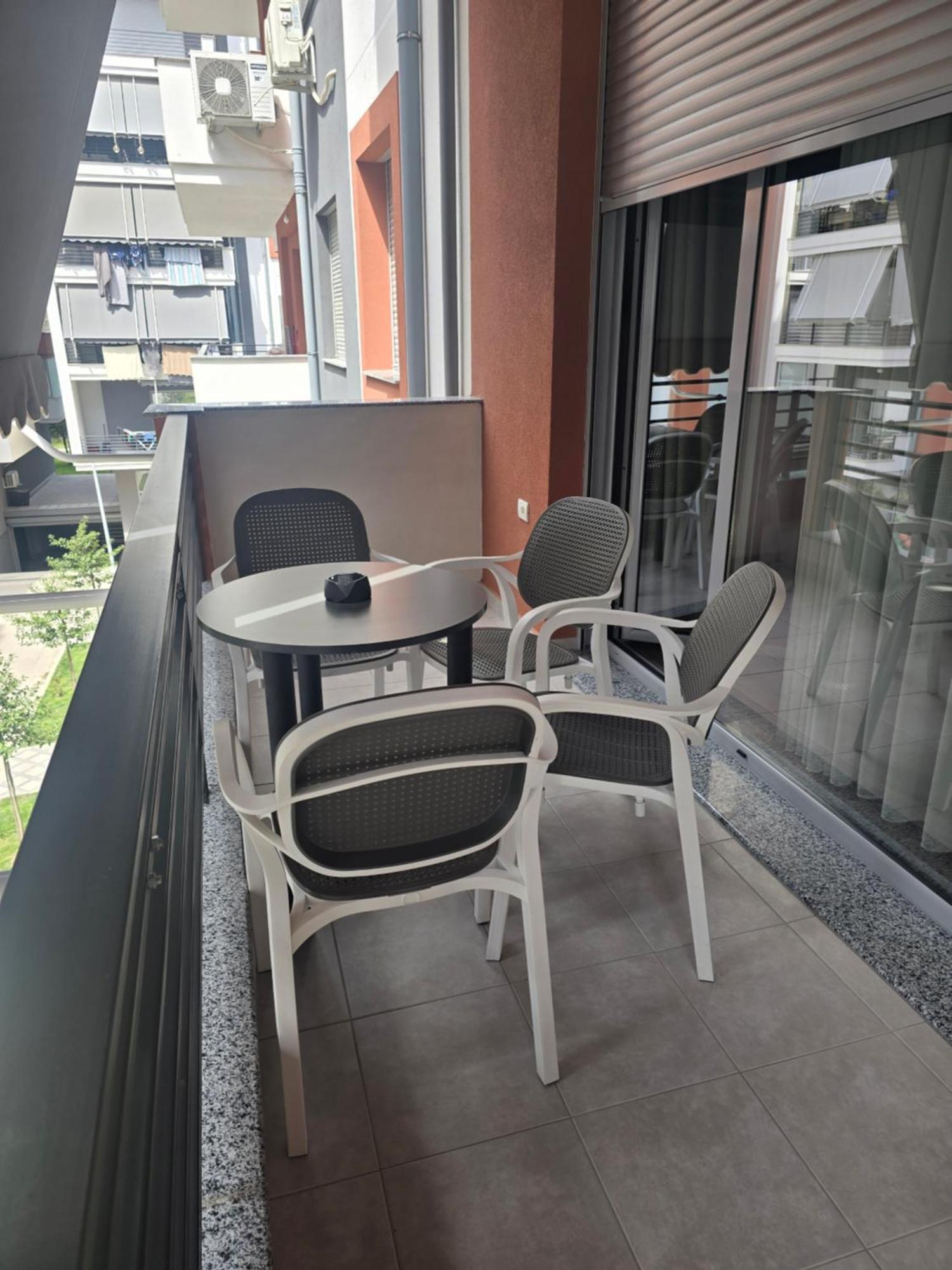 Riar Apartaments Корча Екстериор снимка